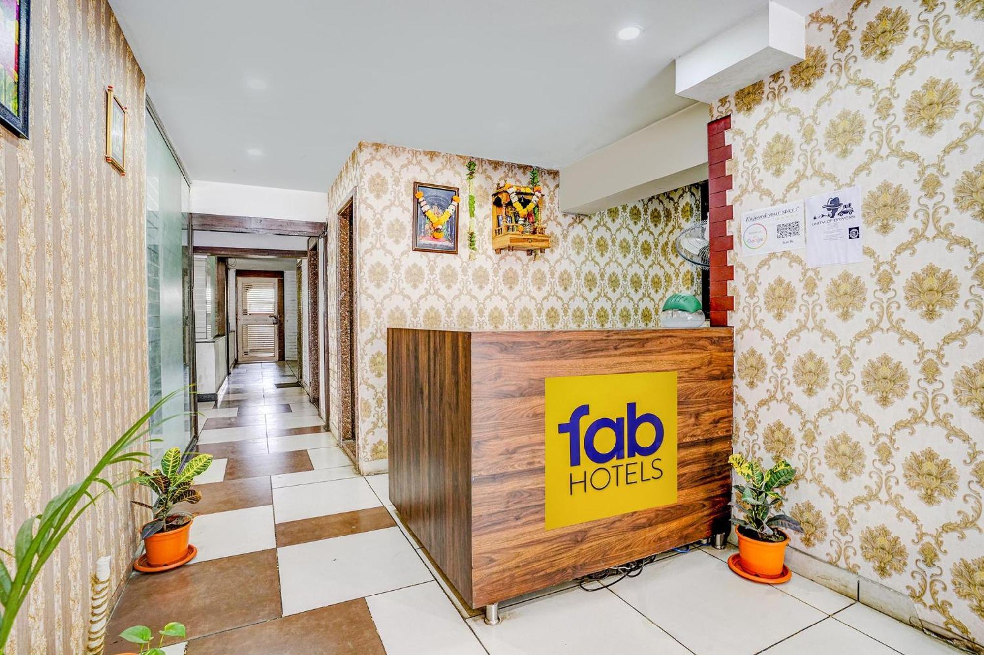 Hotel Gargi Deluxe Pune Exteriör bild