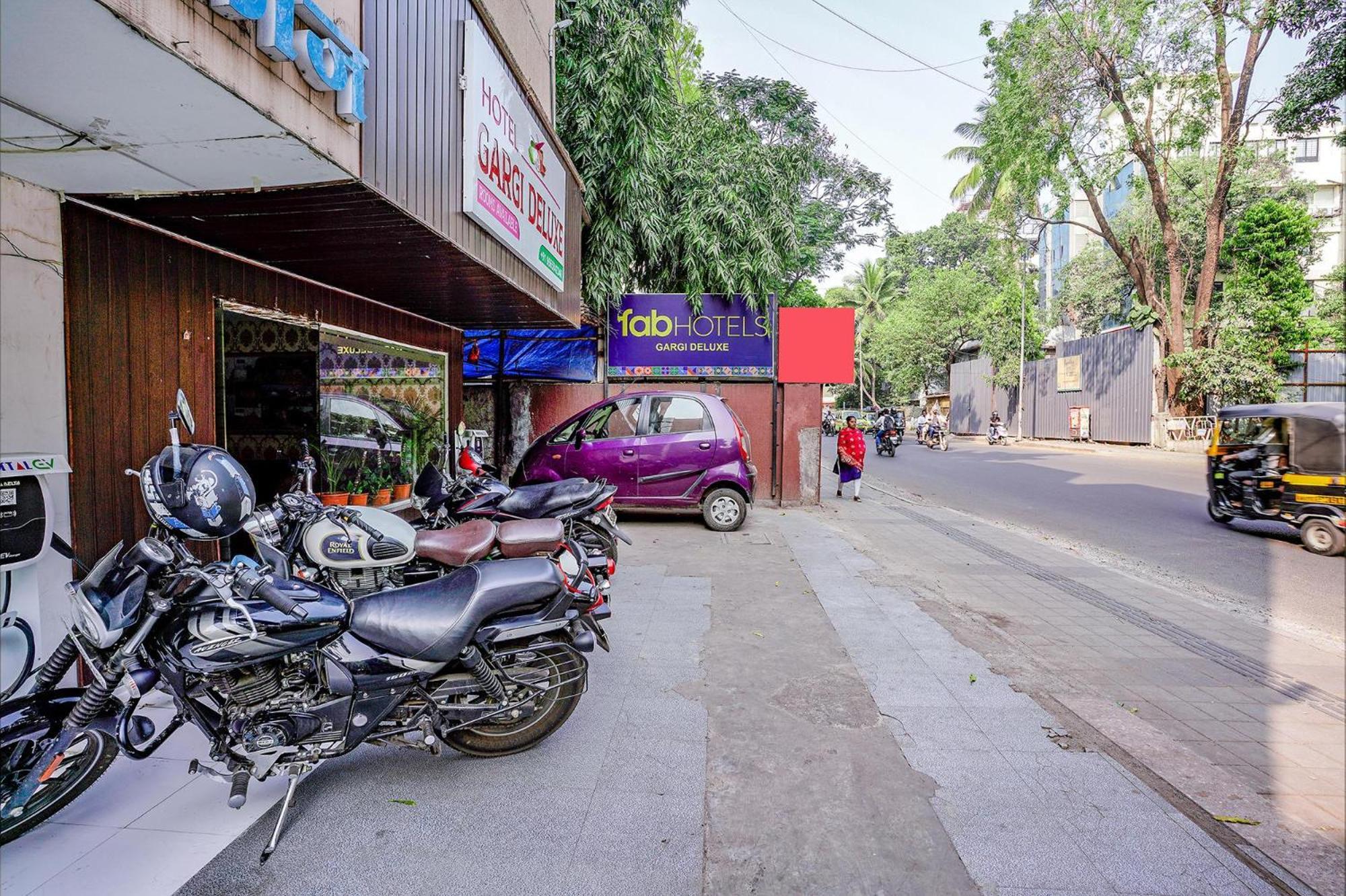 Hotel Gargi Deluxe Pune Exteriör bild