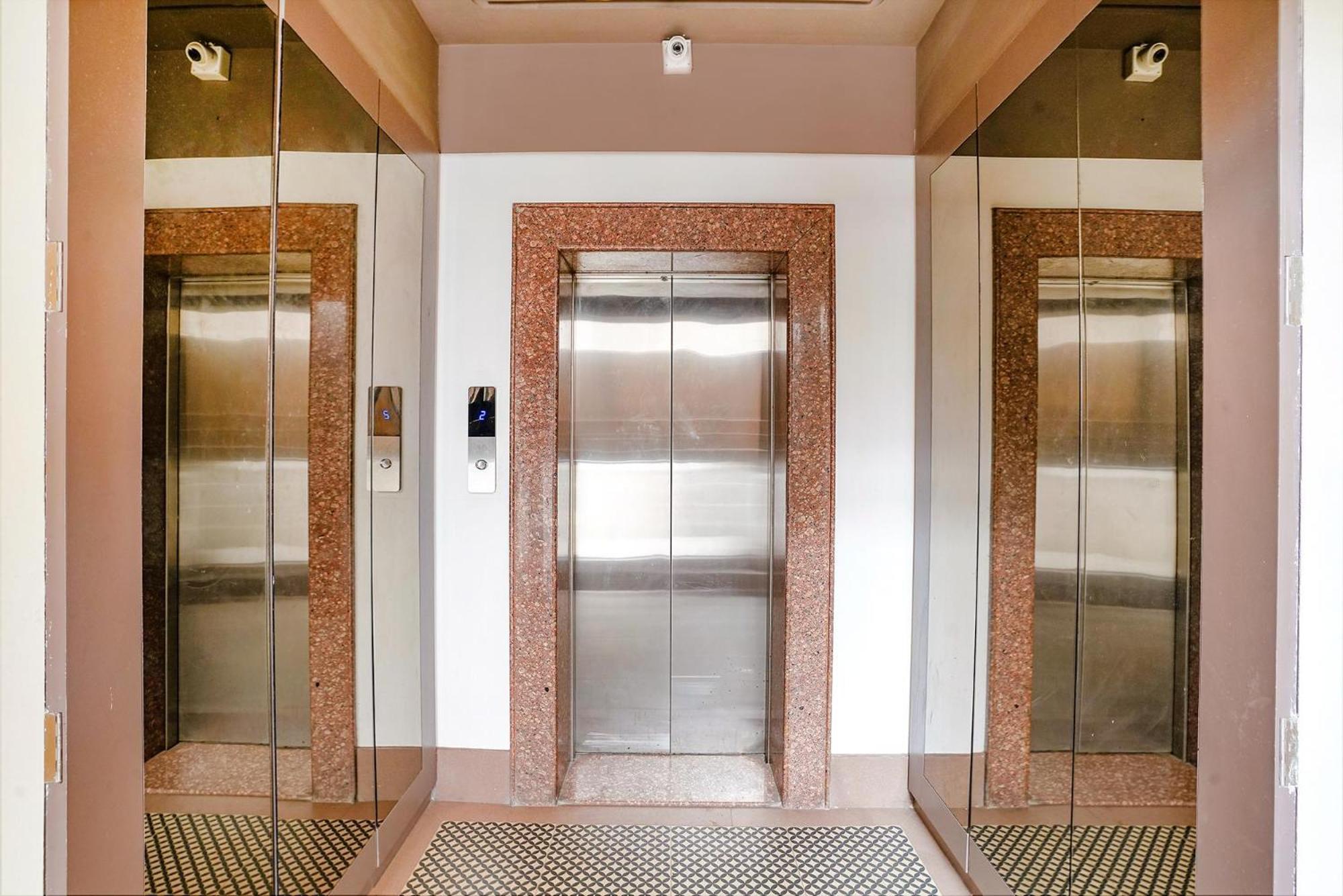 Hotel Gargi Deluxe Pune Exteriör bild