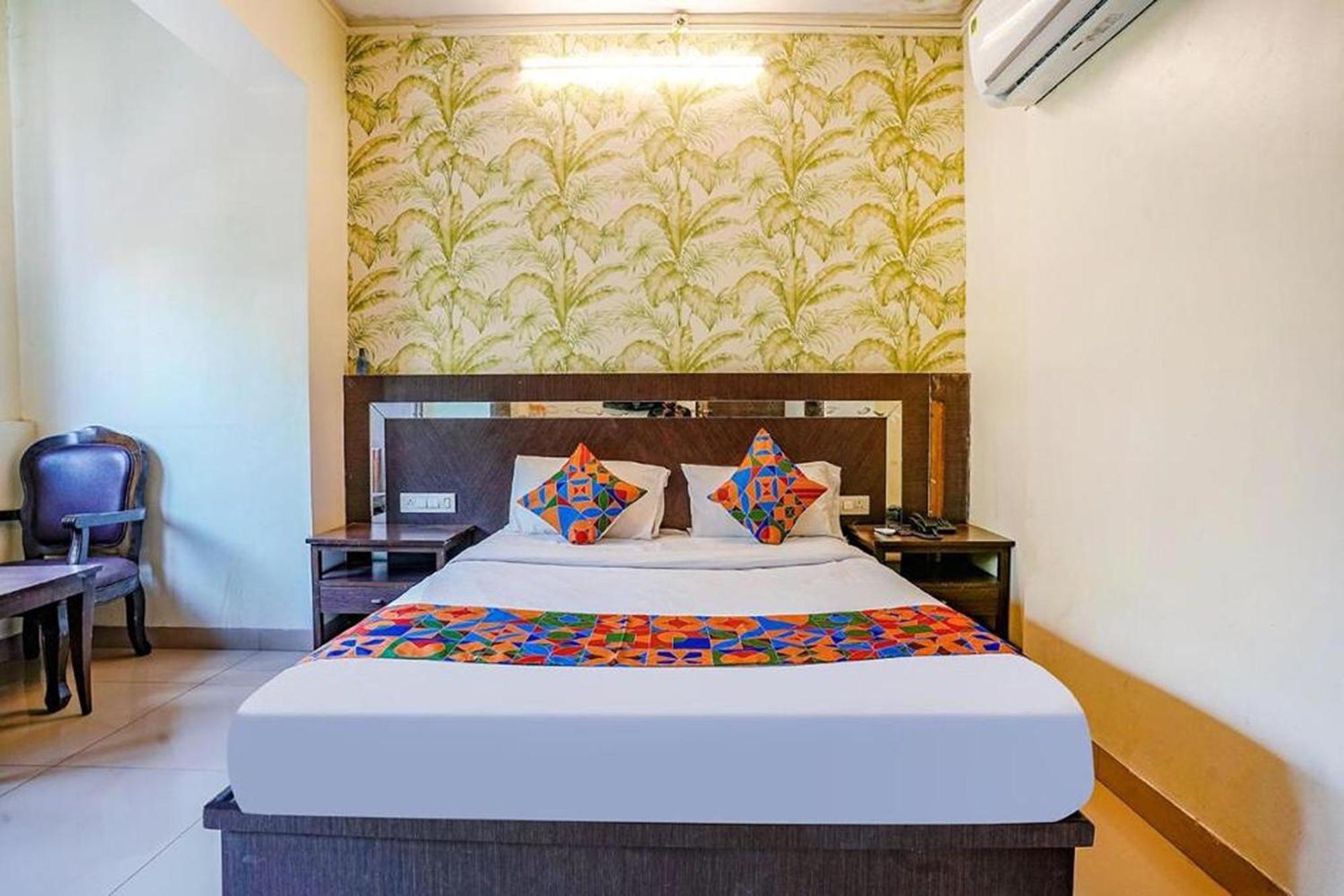 Hotel Gargi Deluxe Pune Exteriör bild