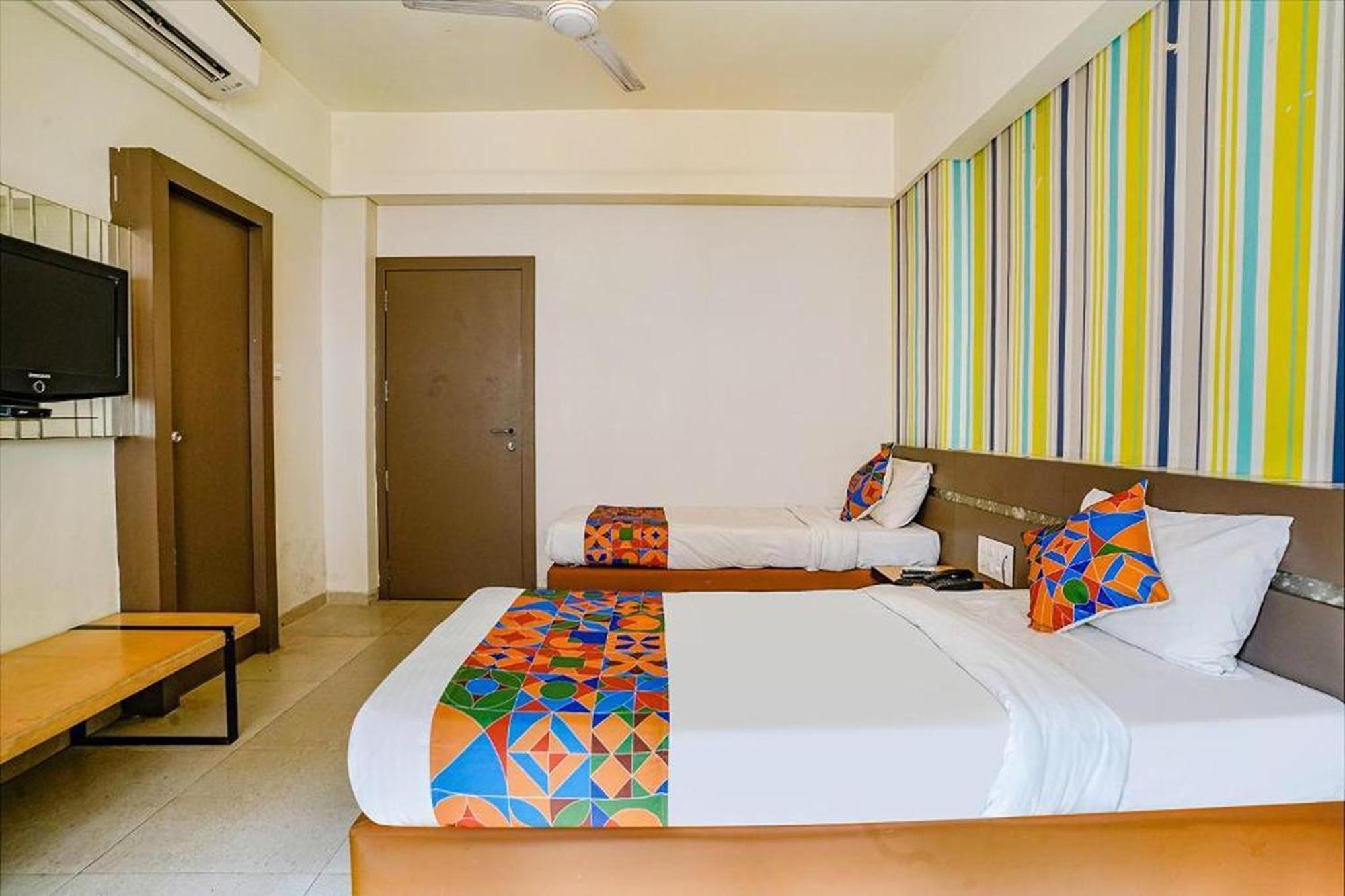 Hotel Gargi Deluxe Pune Exteriör bild