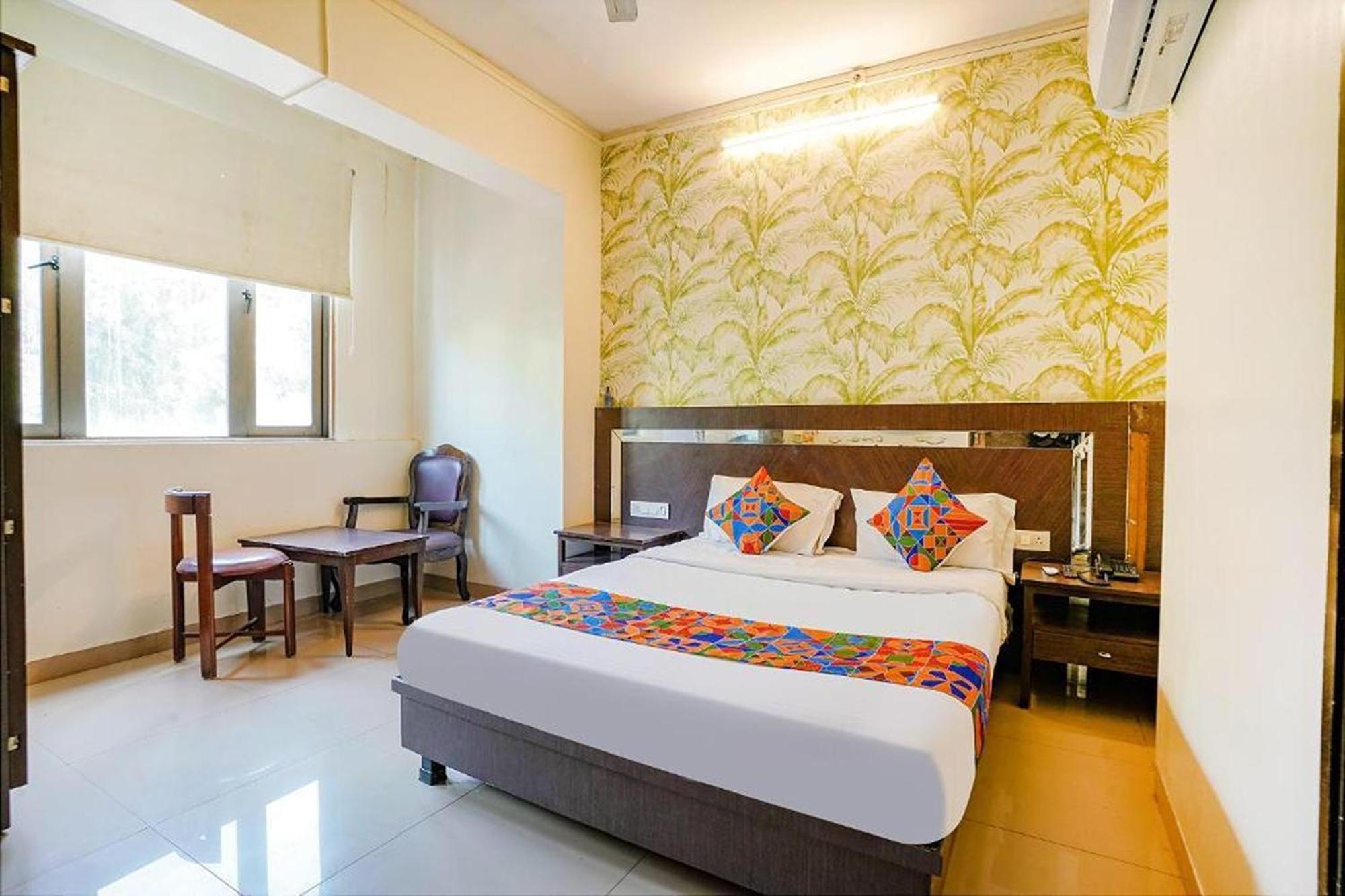 Hotel Gargi Deluxe Pune Exteriör bild