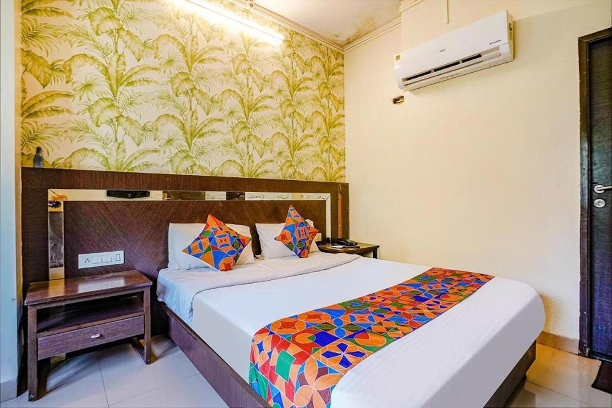 Hotel Gargi Deluxe Pune Exteriör bild