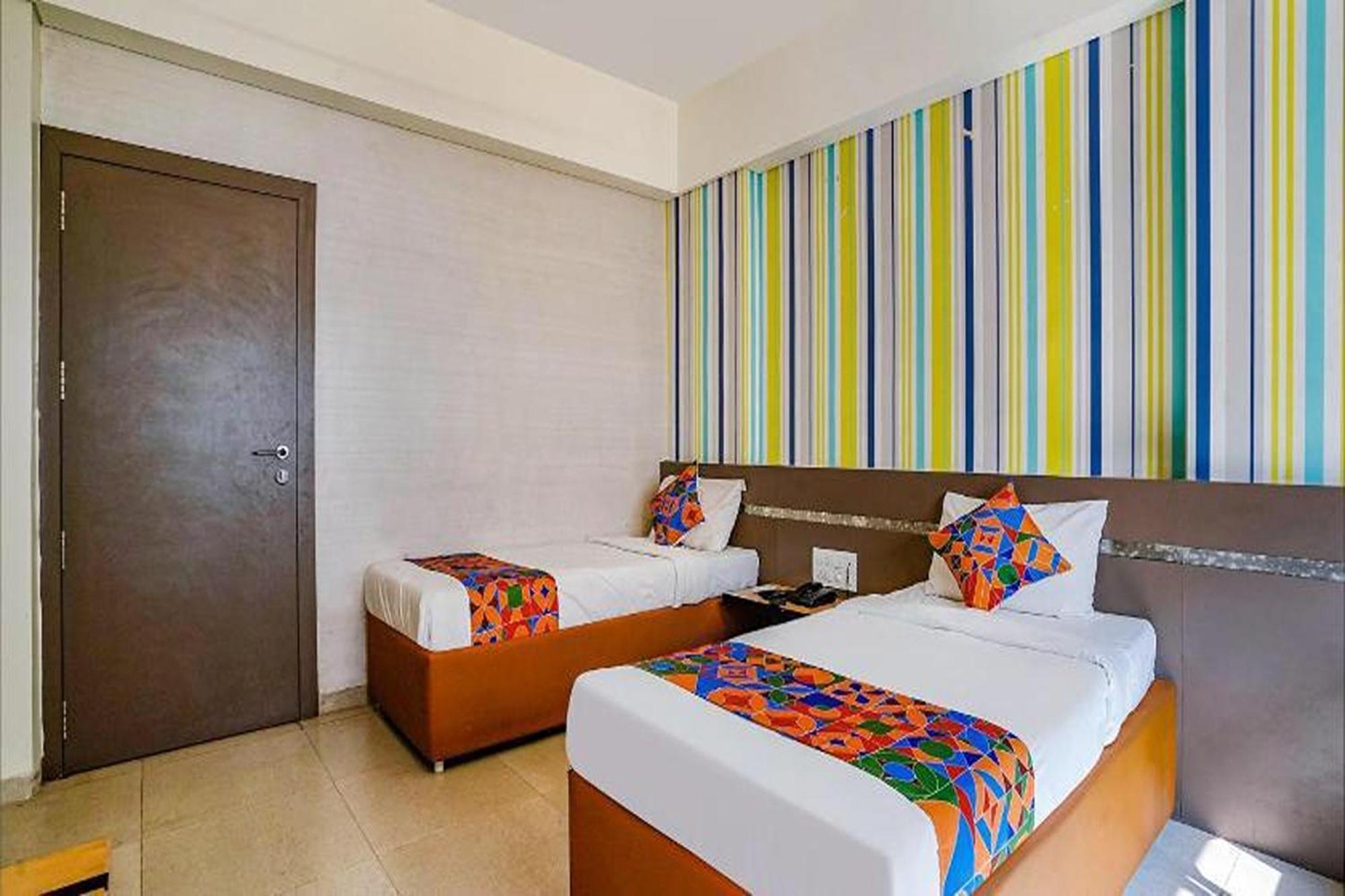 Hotel Gargi Deluxe Pune Exteriör bild